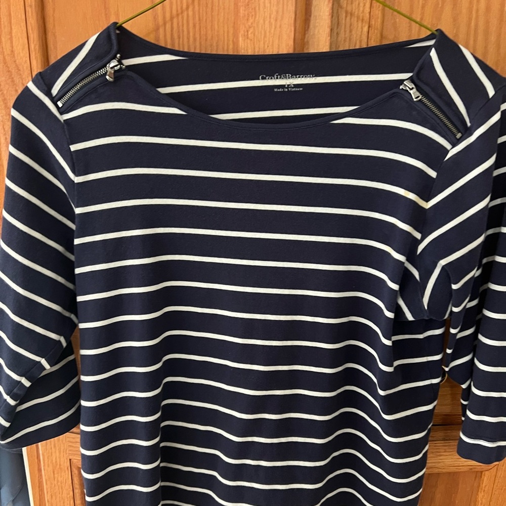Women’s top mid length sleeves. Size 1X